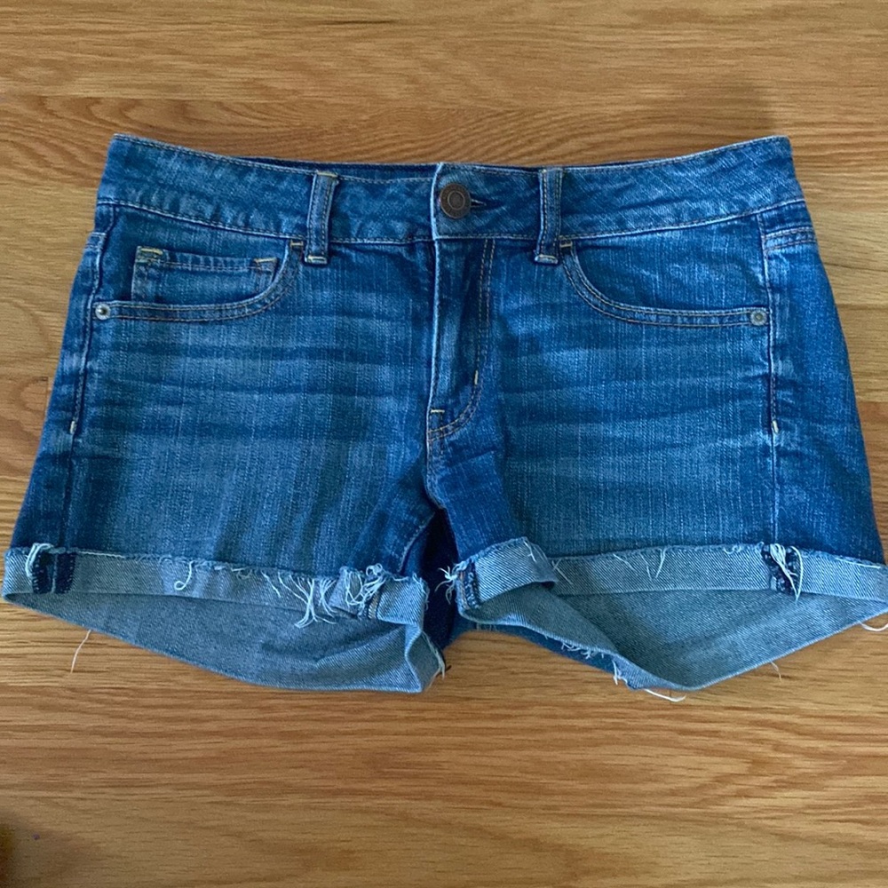 American Eagle Stretch mid-rise jean shorts, medium wash, size 6, like-new!
